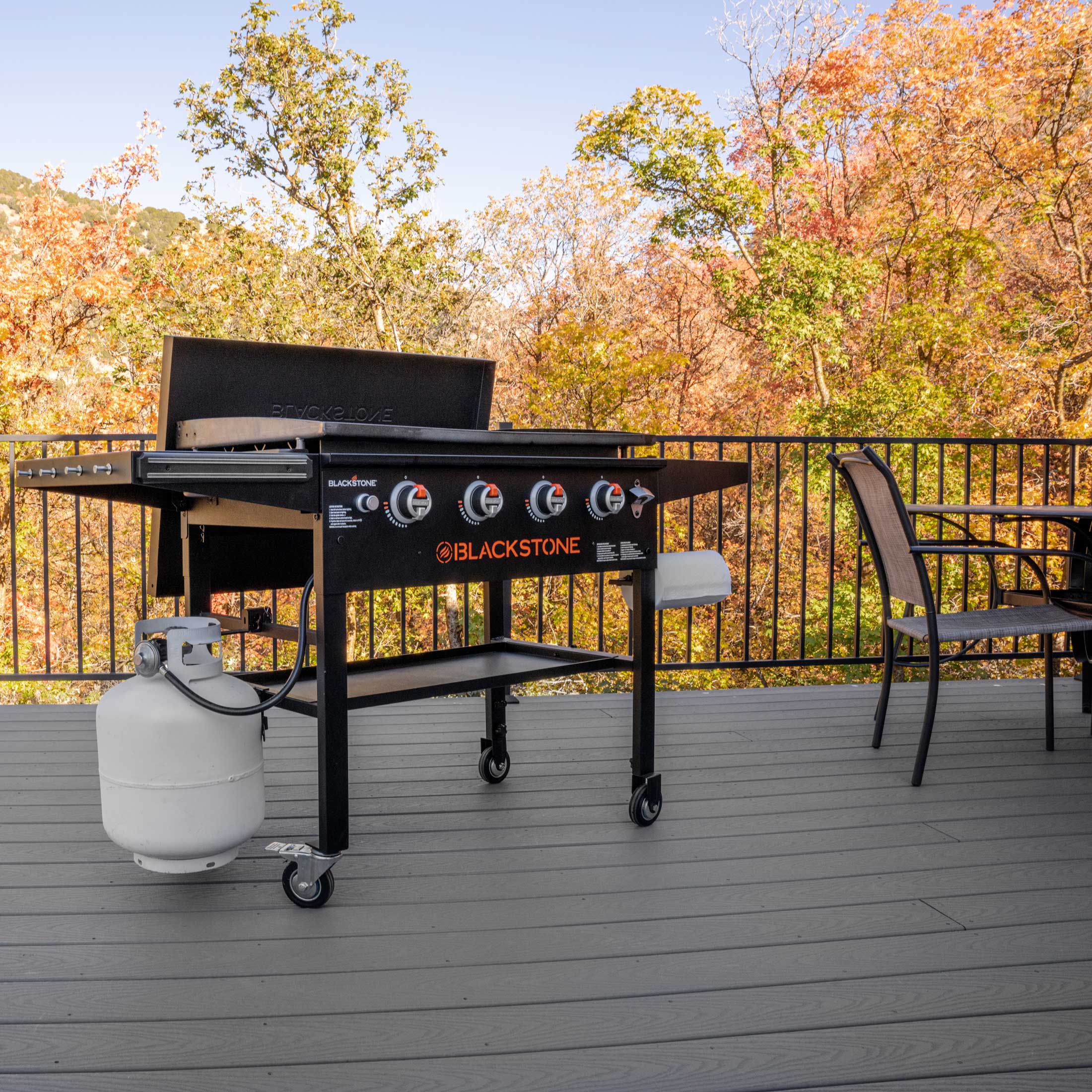 Blackstone 36″ Griddle Grillstation mit 4 Brennern mit Hardcover auf Dachterrasse