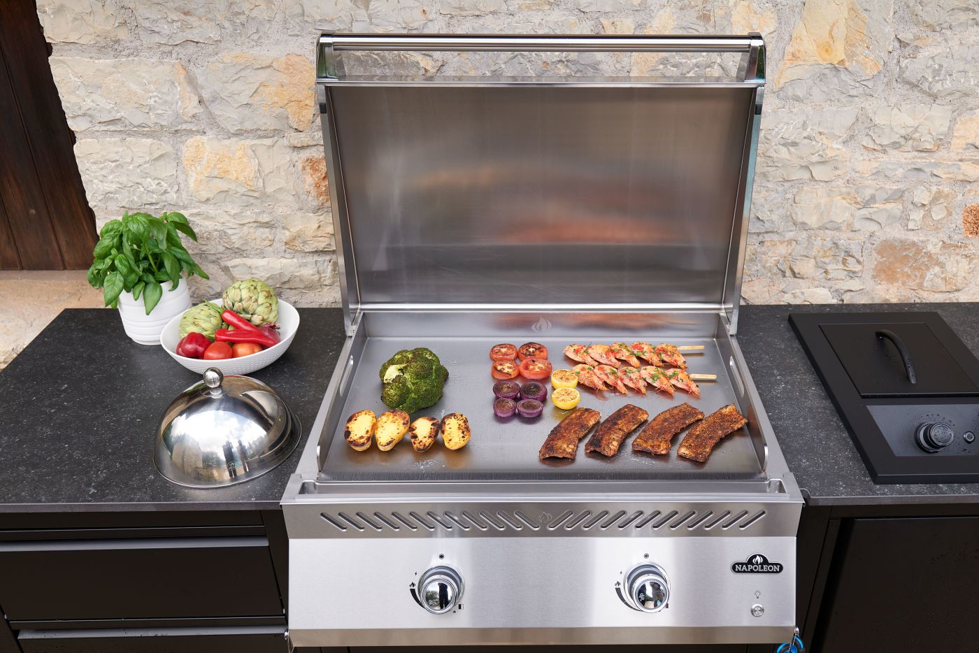 Grillgut auf der Napoleon Einbau Plancha 700er Series (32-Zol)