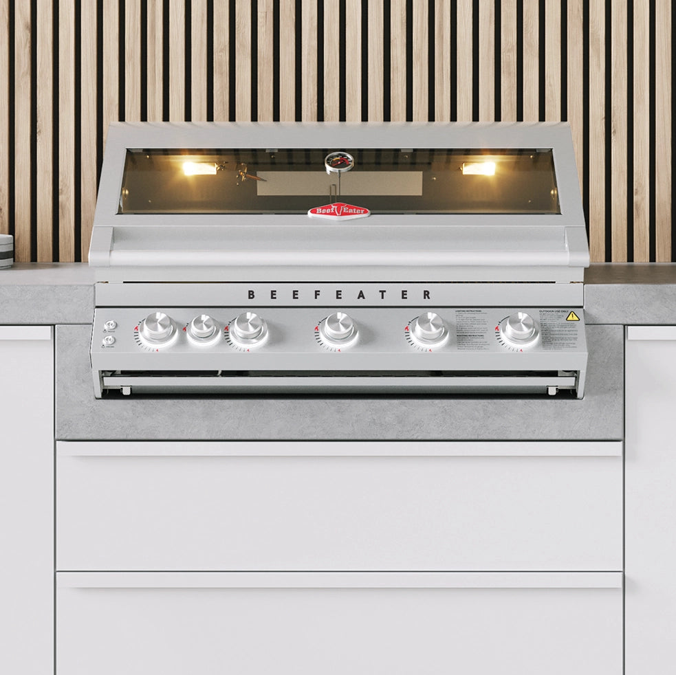 BeefEater 7000-Serie Premium 5-Brenner Einbau-Gasgrill eingebaut