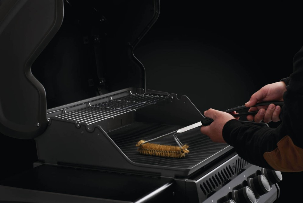 Anwendungsbild Napoleon Messing Grillbürste dreireihig