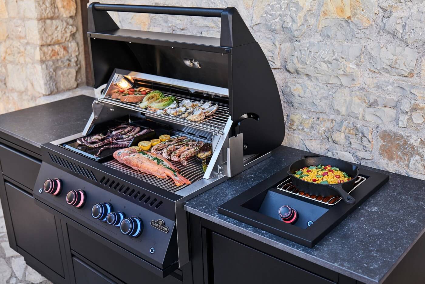 Napoleon OASIS 105 Outdoor-Küche mit 32-Zoll-Einbaugrill der 700er-Serie