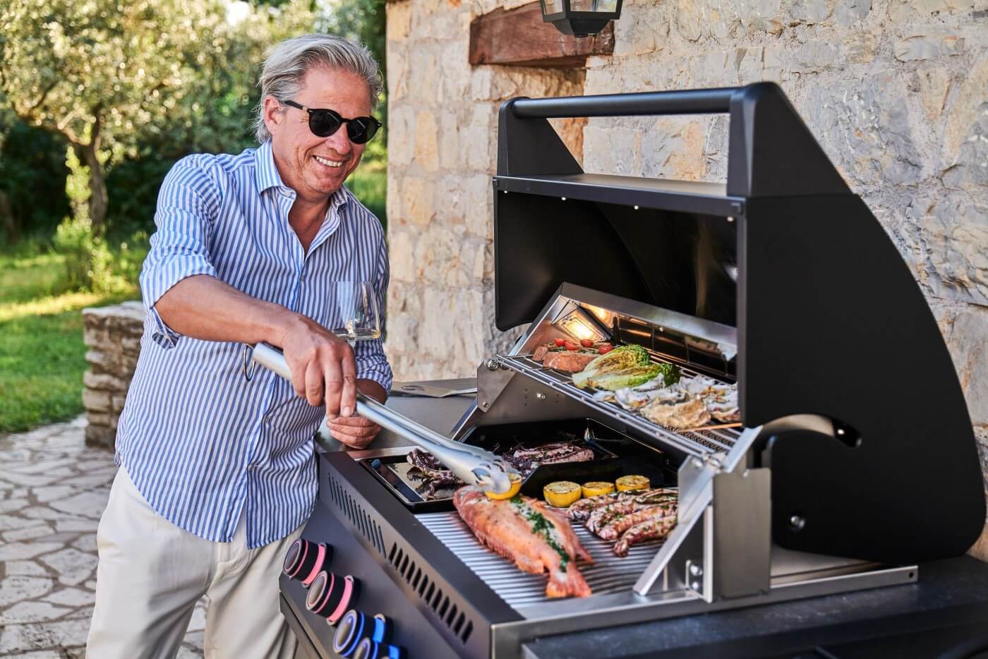 Napoleon OASIS 105 Outdoor-Küche mit 32-Zoll-Einbaugrill der 700er-Serie