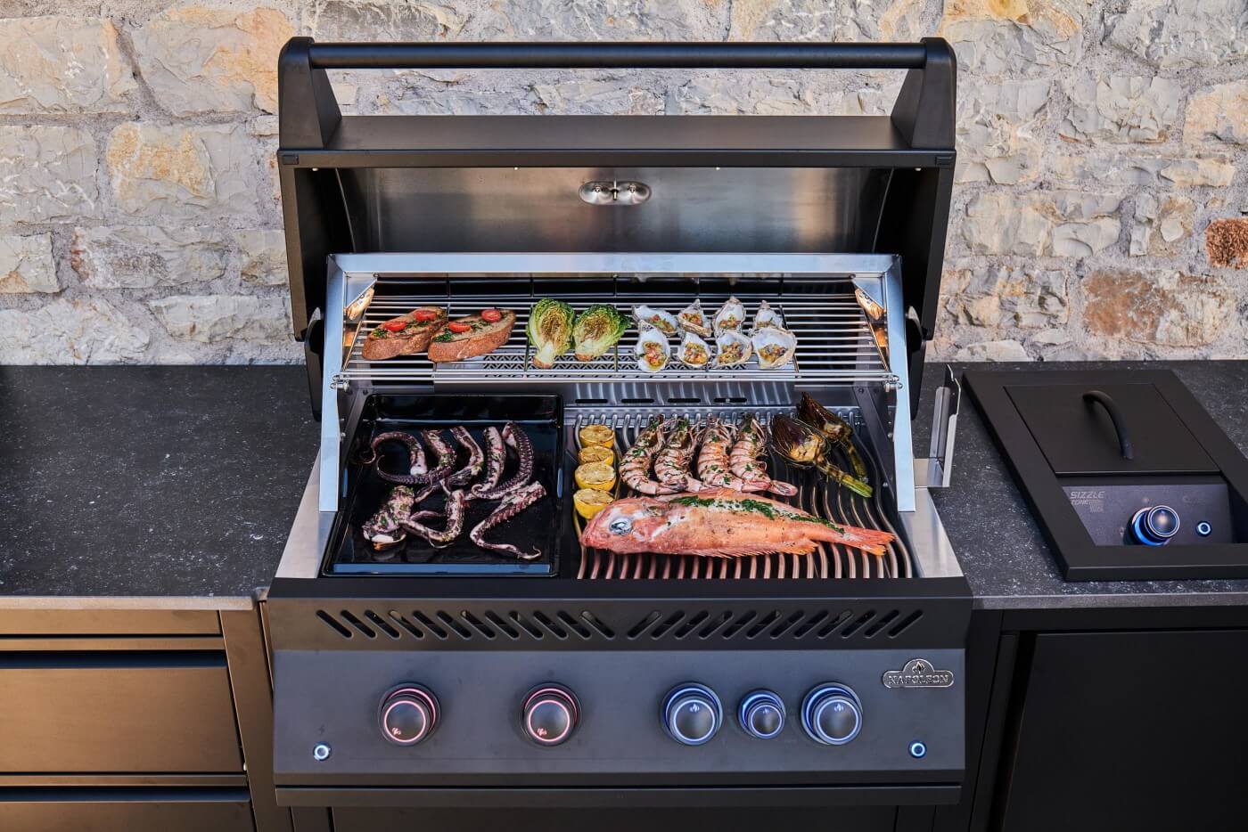 Napoleon OASIS 105 Outdoor-Küche mit 32-Zoll-Einbaugrill der 700er-Serie