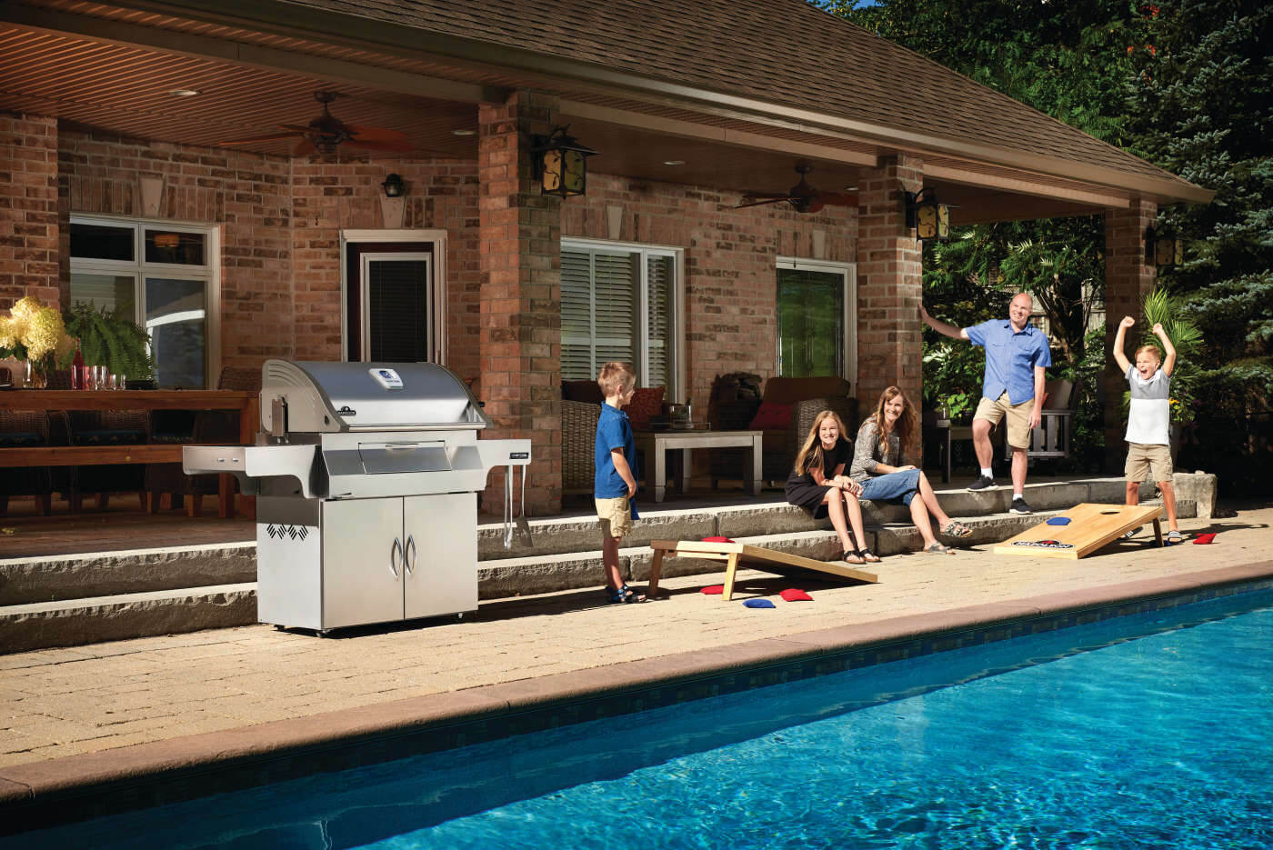 Napoleon PRO605 Holzkohlegrill