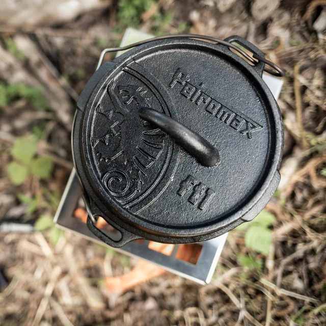 1er Dutch Oven von Petromax über kleinem Feuer auf Waldboden