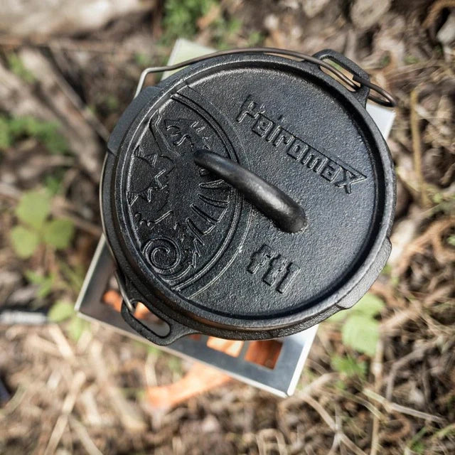 Petromax Dutch Oven ft1, mit Füßen im Gras