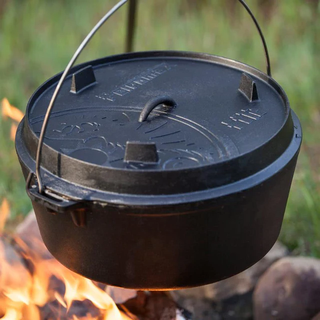 ein hängender ft12 Dutch Oven über einem brennenden Lagerfeuer