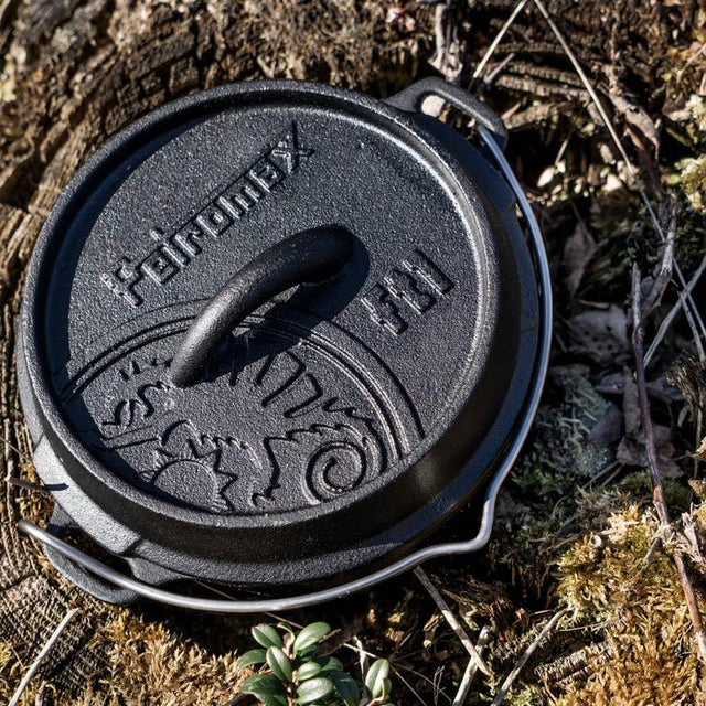 1Liter Feuertopf von Petromax auf Waldbolden in Vogelperspektive mit geschlossenem Deckel