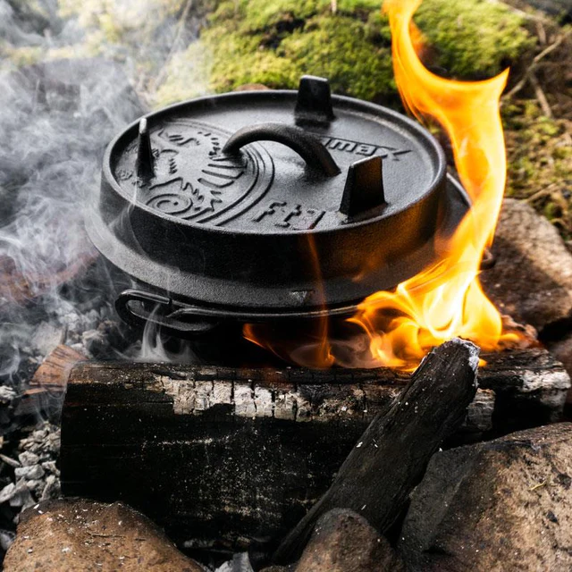 ein Dutch Oven in einem rauchigen Lagerfeuer