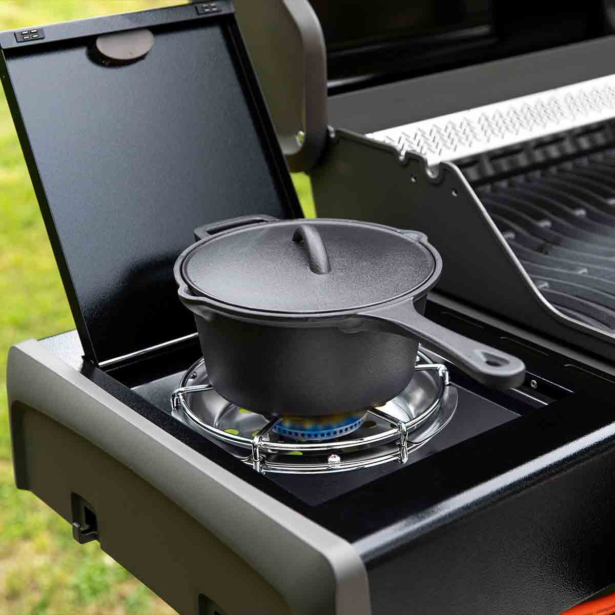 Kochen auf dem Seitenkocher Napoleon Rogue 425, mit Heck- & Seitenbrenner inkl. Drehspieß