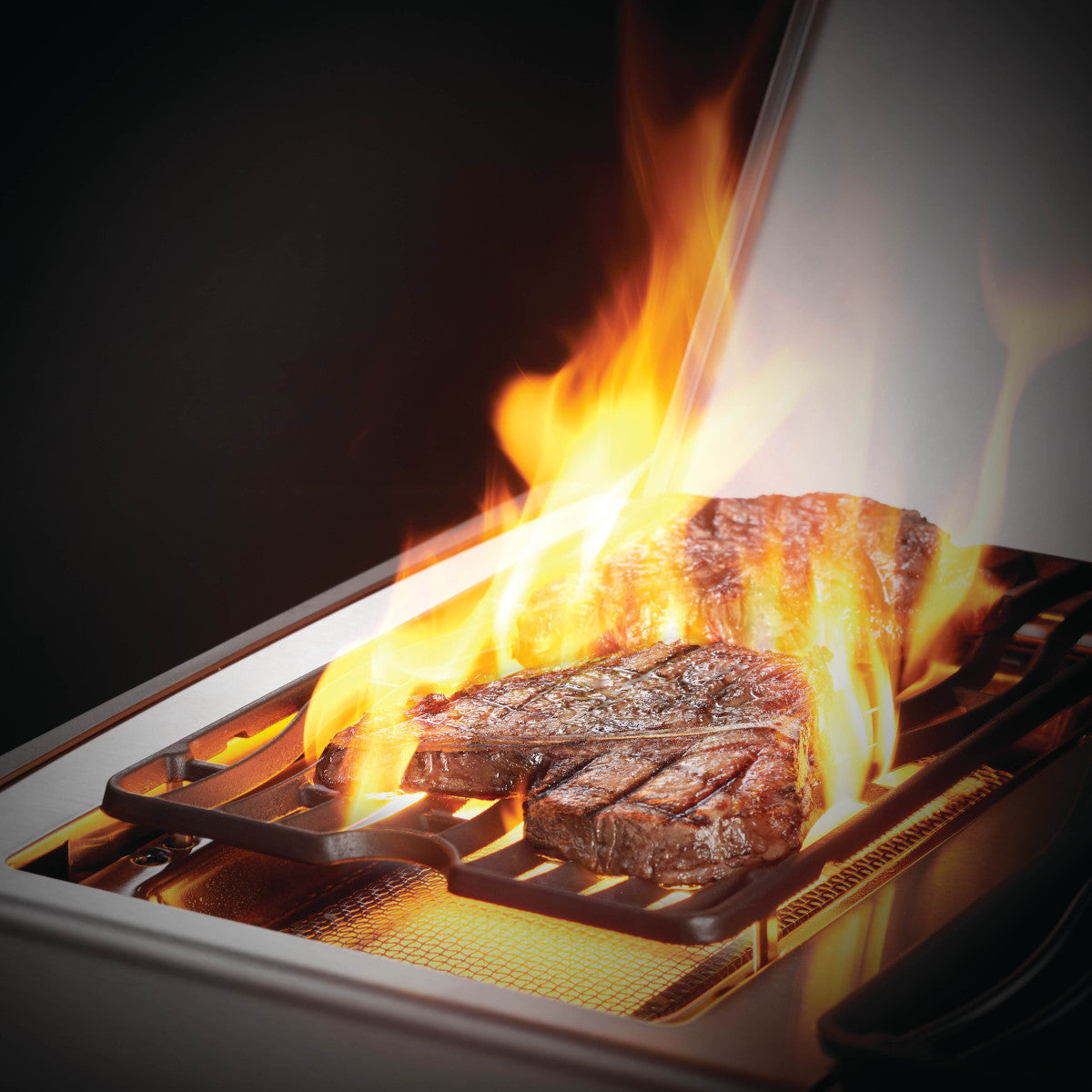 Napoleon Rogue SE 525 Steak auf Sizzle Zone