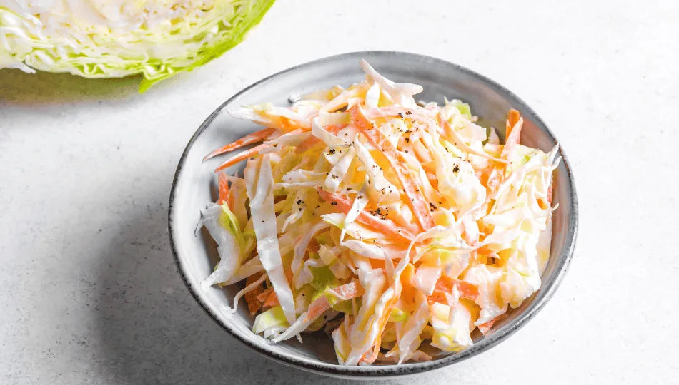 Cremiger Coleslaw nach amerikanischem Coleslaw Rezept in einer Schüssel