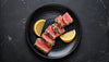 Thunfischsteak Rezepte: gegrilltes Thunfischsteak mit rosa Kern, quer in Scheiben geschnitten