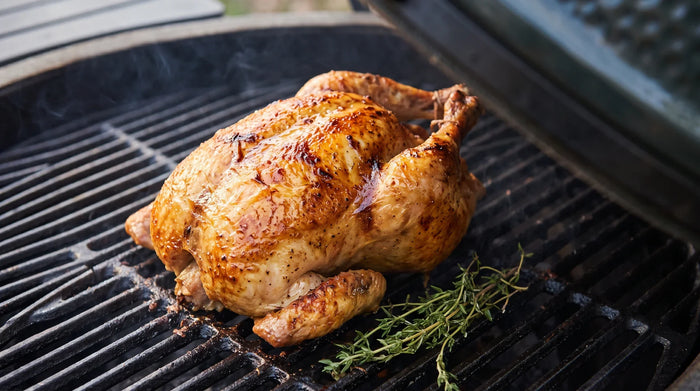 Brathähnchen Kerntemperatur: ganzes Brathähnchen mit knuspriger, goldbrauner Haut auf dem Grillrost