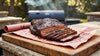 Brisket Kerntemperatur: aufgeschnittenes Brisket mit dunkler Kruste und Rauchring auf Butcher Paper