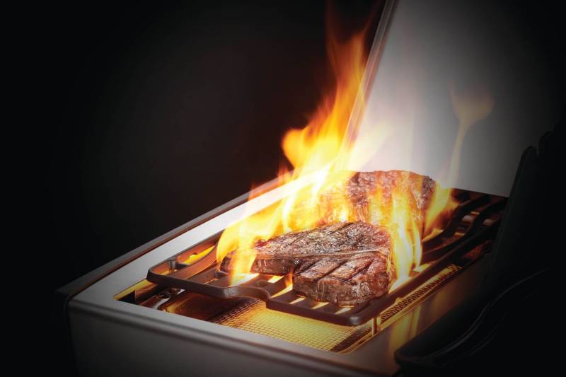 Anwendungsbild Sizzle Zone Napoleon Rogue SE 425, mit Edelstahlrosten, Edelstahl