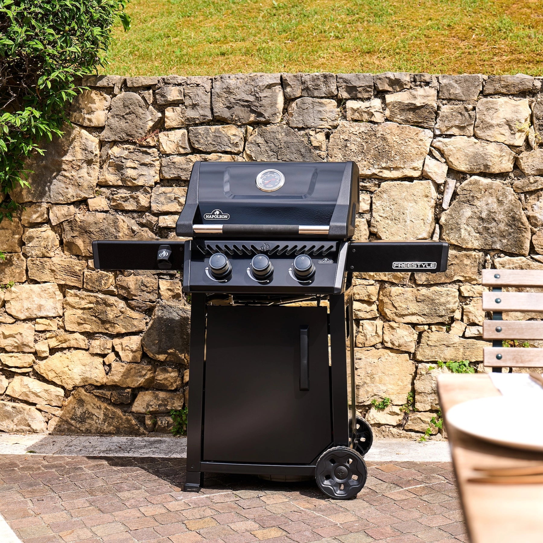 Napoleon Freestyle Gasgrill auf Terrasse