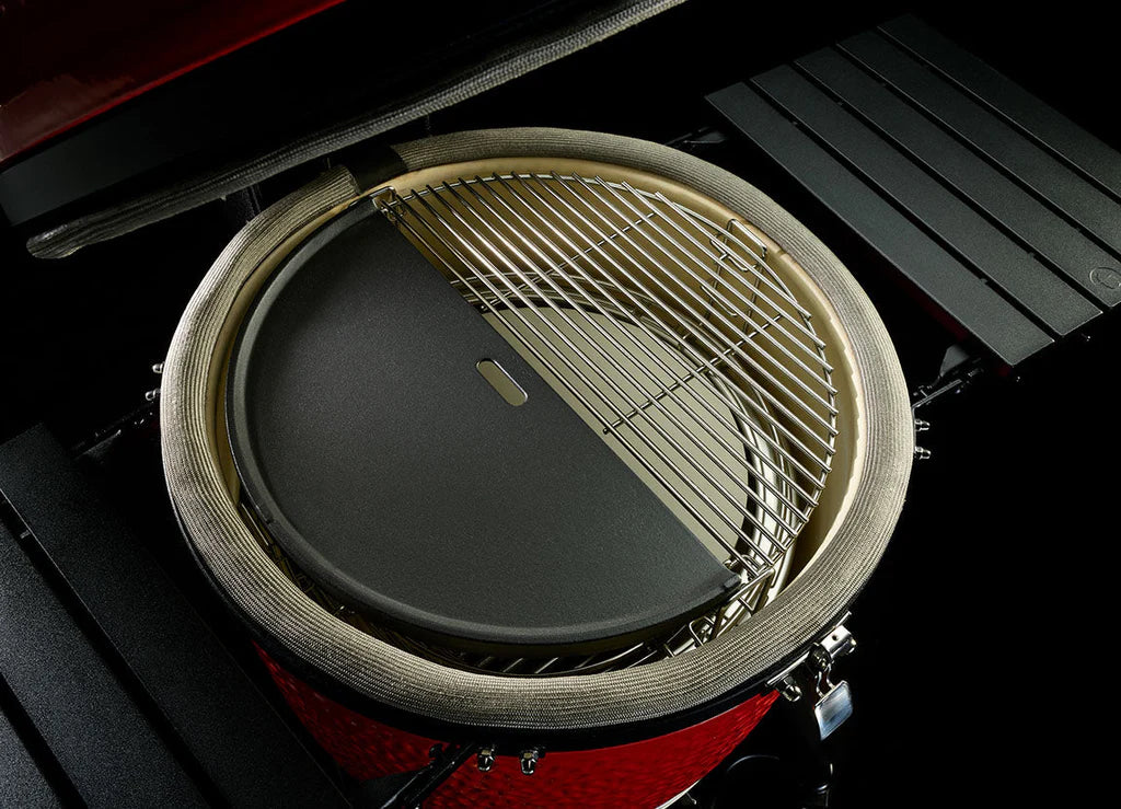Kamado Joe Grill mit halbrunder Grillplatte