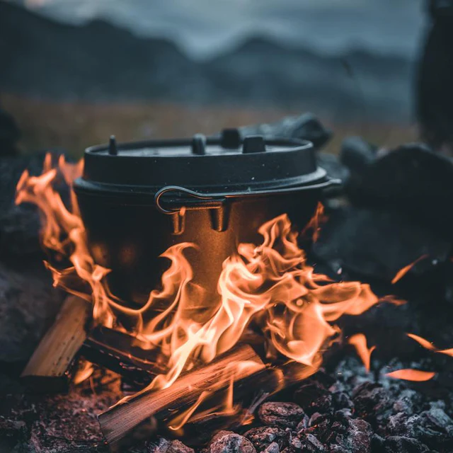 in den Flammen steht ein 9er Dutch Oven in der Dämmerung