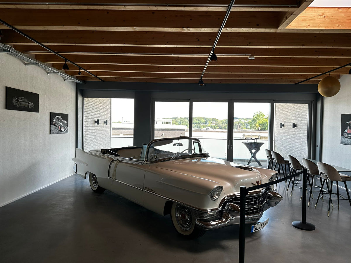 Drivers Lounge mit klassischem Fahrzeug