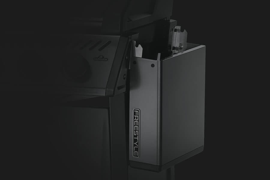 Seitenablage abgeklappt Napoleon Freestyle 365 Gasgrill mit Sizzle Zone