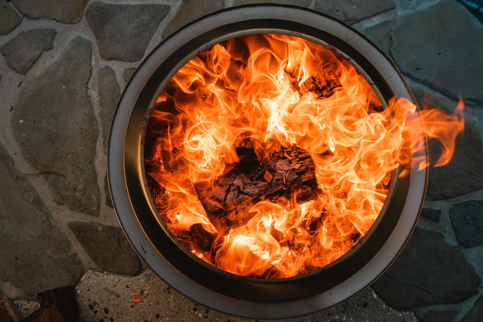 Solo Stove YUKON mit Standfuß 2.0 (GUNMETAL METALLIC)