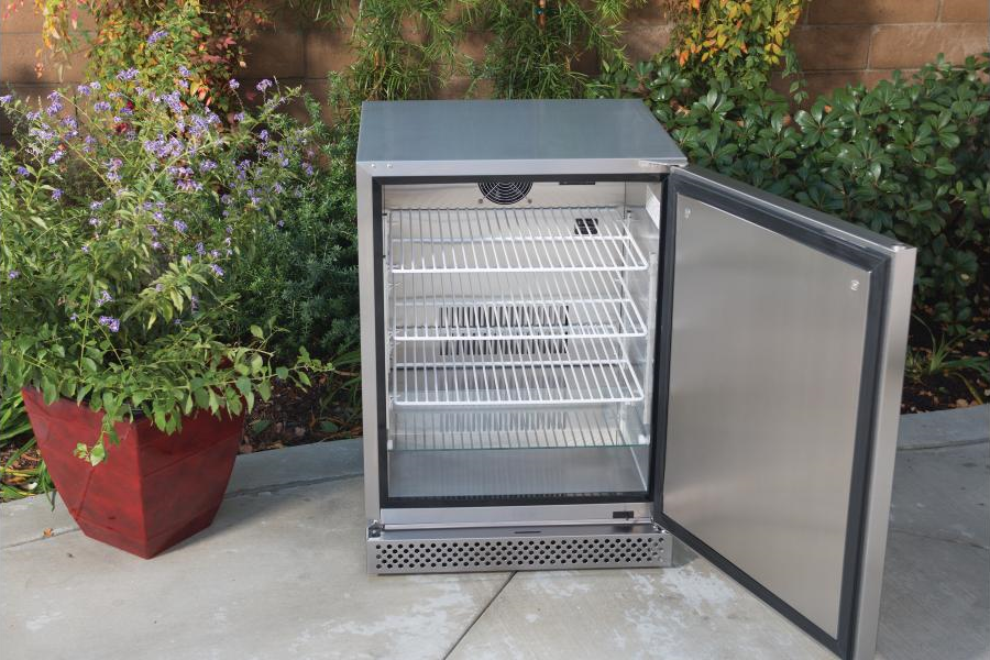 Bull BBQ Premium Außenkühlschrank auf der Terrasse